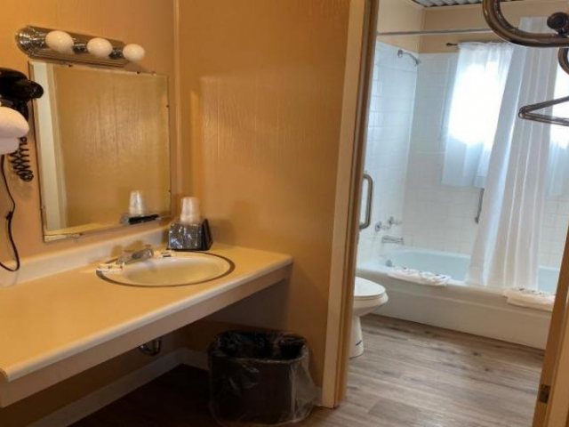 Motel 6 Big Bear — Bathroom