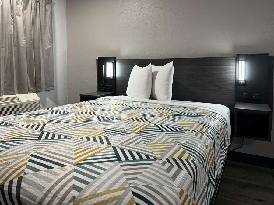 Motel 6 Bradenton — Guest room