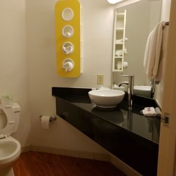 Motel 6 Bristol VA — Bathroom