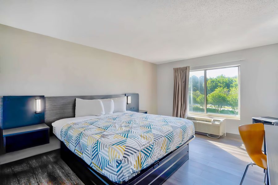 Motel 6 Bristol VA — Guest room