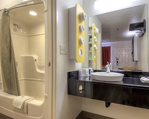 Motel 6 Canoga Park Los Angeles California — Bathroom