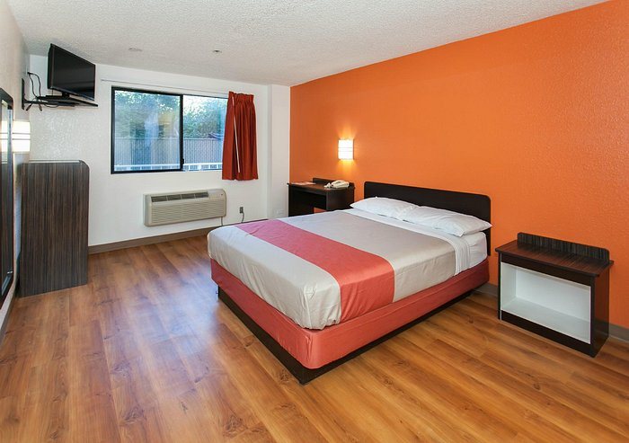 Motel 6 Canoga Park Los Angeles California — Guest room