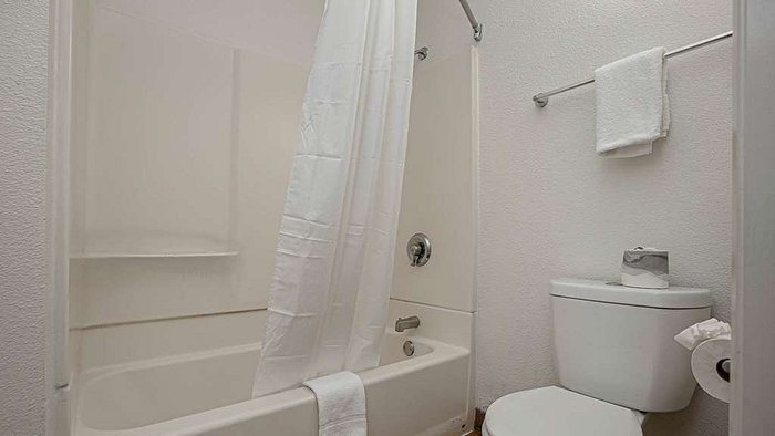 Motel 6 Carlsbad CA North — Bathroom