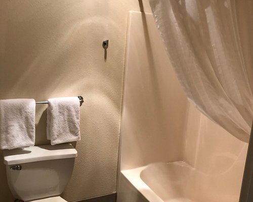 Motel 6 Cedar Rapids IA Airport — Bathroom