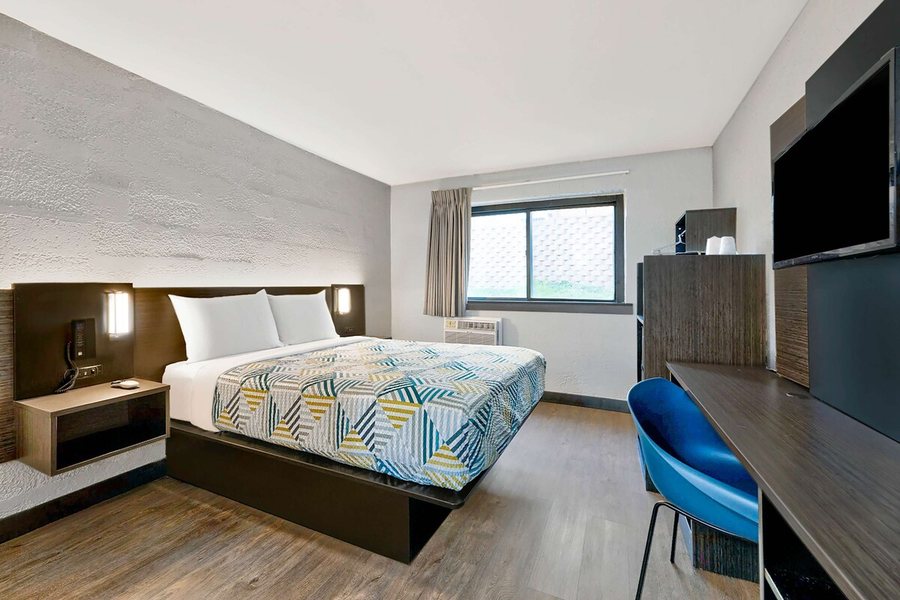 Motel 6 Cedar Rapids IA Airport — Guest room