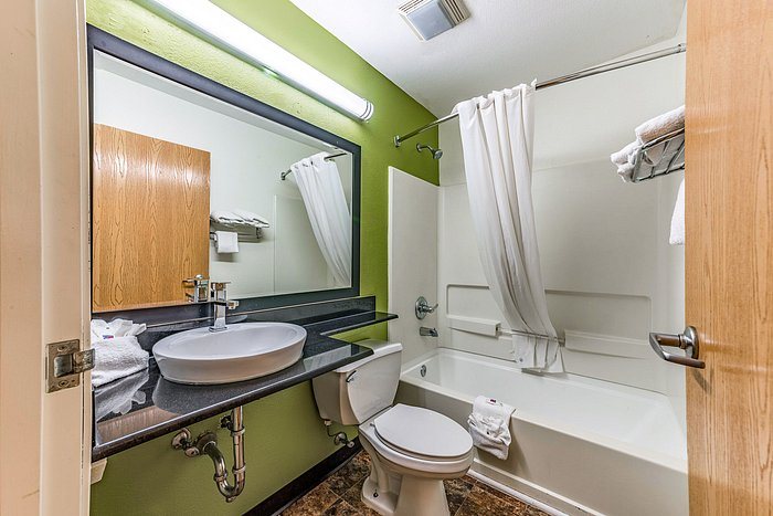 Motel 6 Charles Town — Bathroom