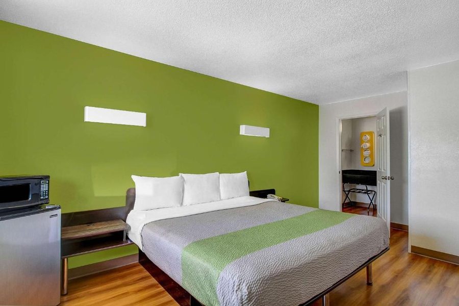 Motel 6 Charles Town — Guest room