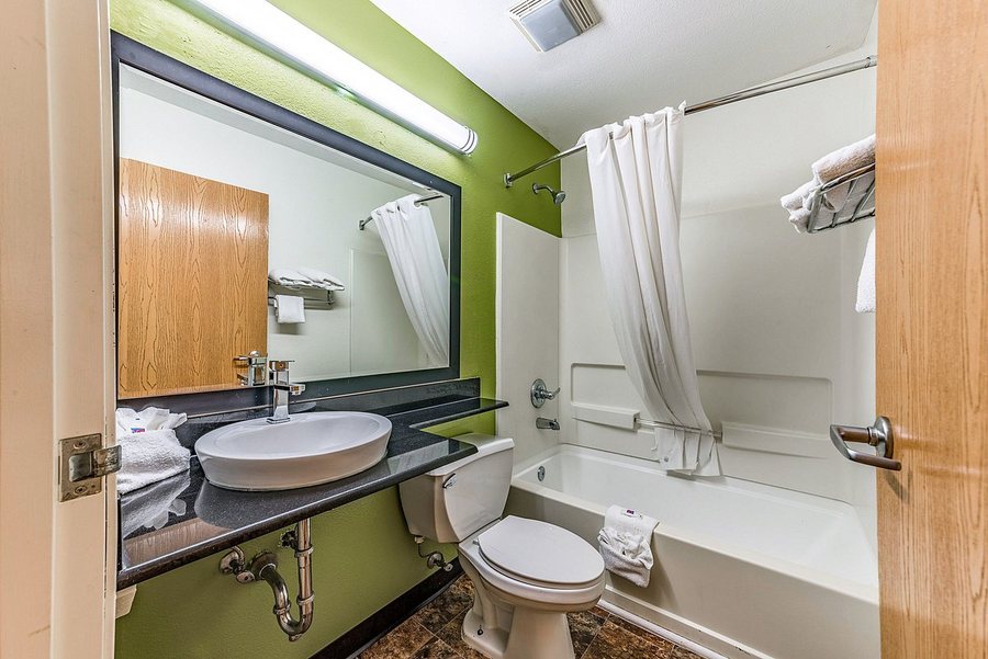 Motel 6 Charlotte NC Coliseum — Bathroom