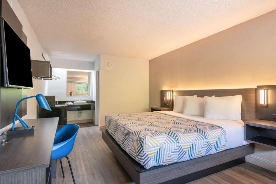Motel 6 Charlotte NC Coliseum — Guest room