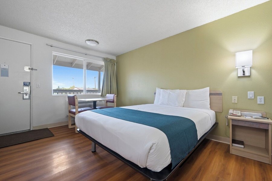 Motel 6 Clarkston — Guest room