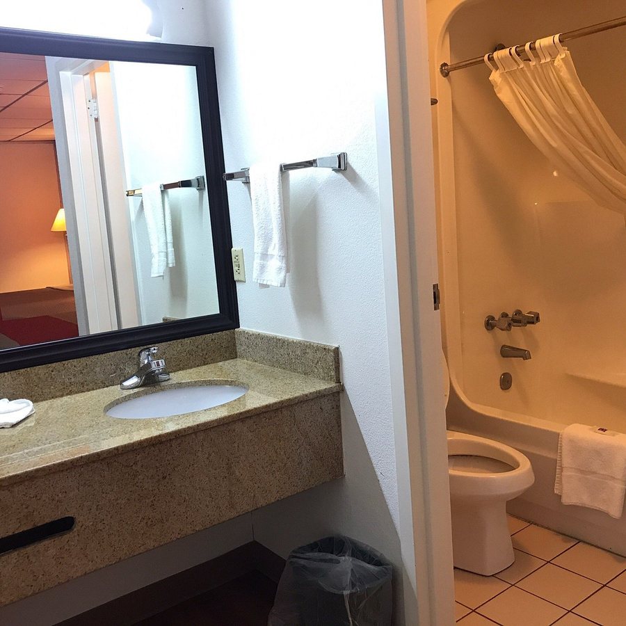 Motel 6 Cleveland TN — Bathroom
