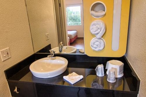Motel 6 Coeur D Alene ID — Bathroom