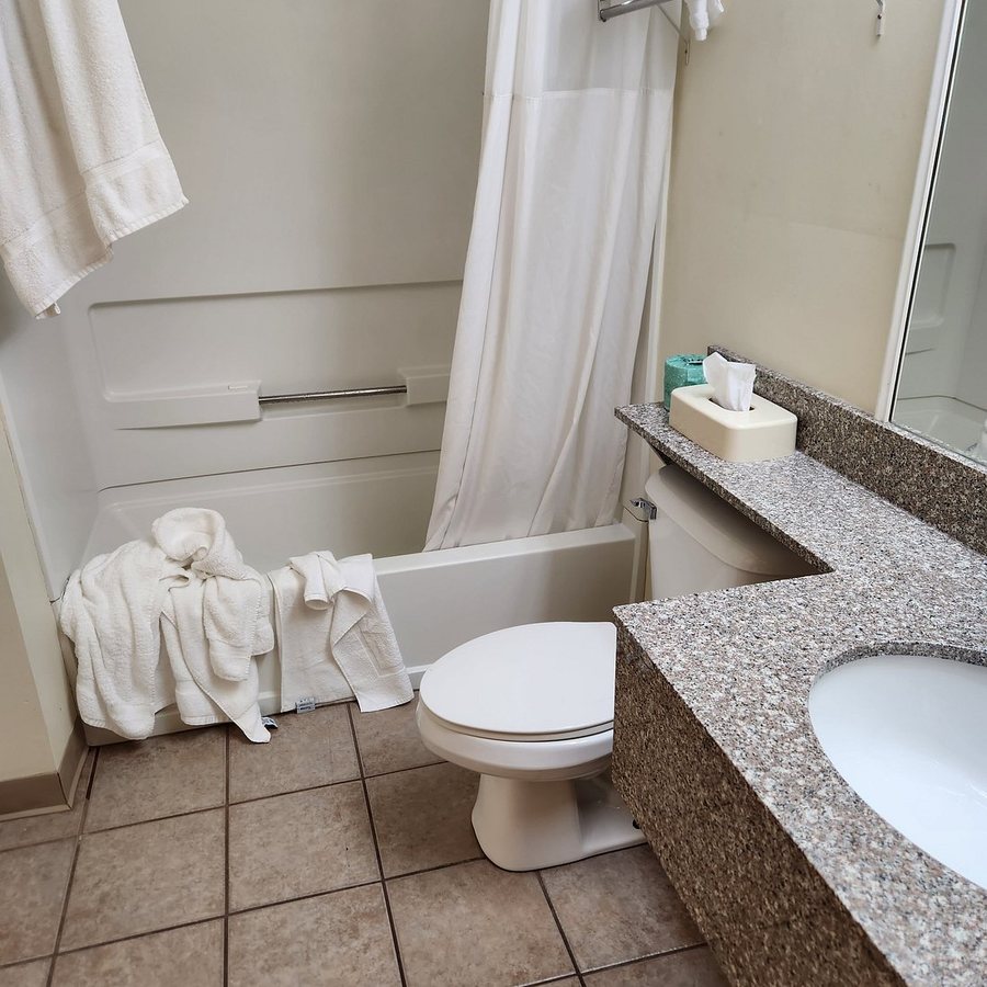 Motel 6 Colchester VT Burlington — Bathroom
