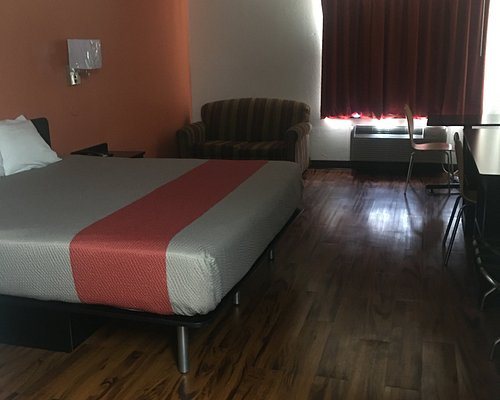Motel 6 Columbia MO East — Guest room