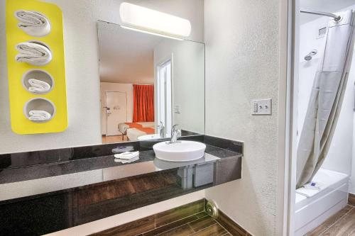 Motel 6 Columbia West SC — Bathroom