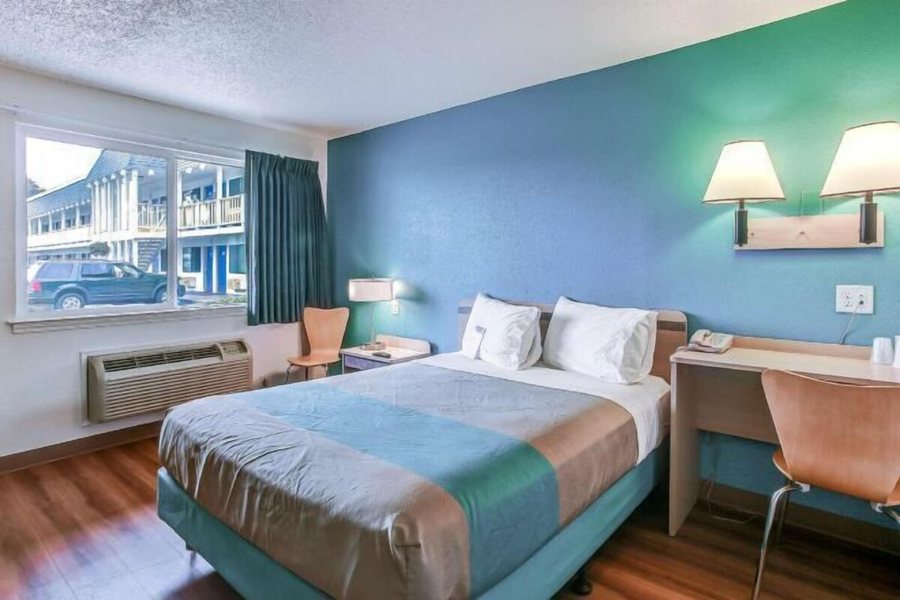 Motel 6 Coos Bay OR — Guest room