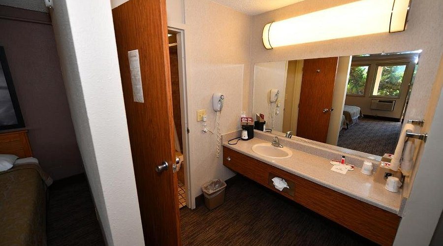 Motel 6 Costa Mesa CA — Bathroom