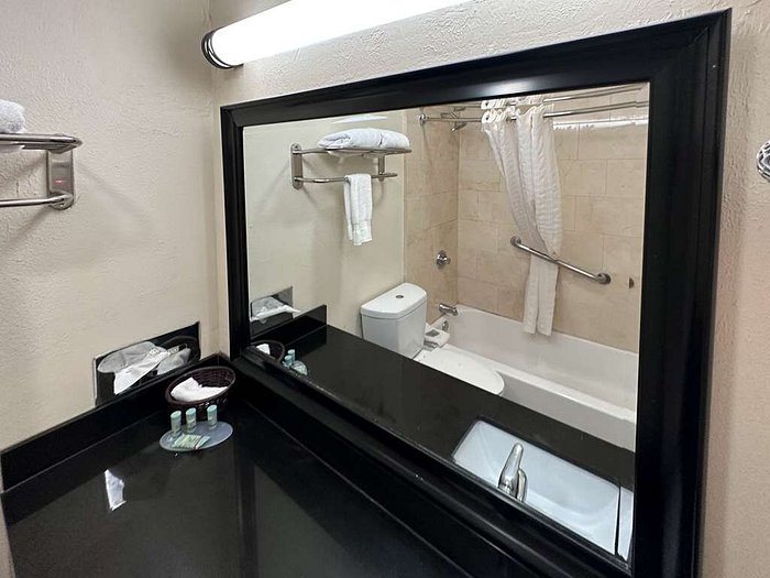 Motel 6 Dallas TX Downtown — Bathroom