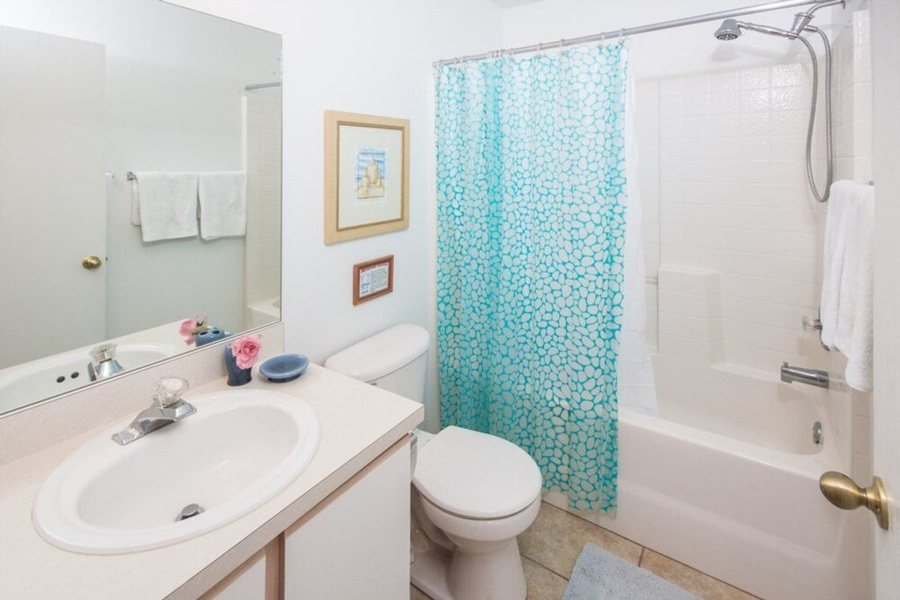 Motel 6 Davenport — Bathroom