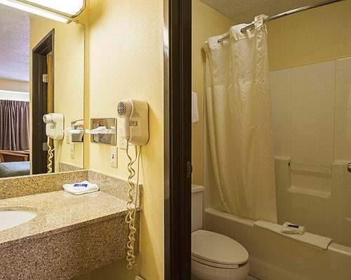 Motel 6 Dayton OH — Bathroom