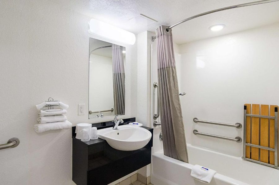 Motel 6 Denver CO Downtown — Bathroom