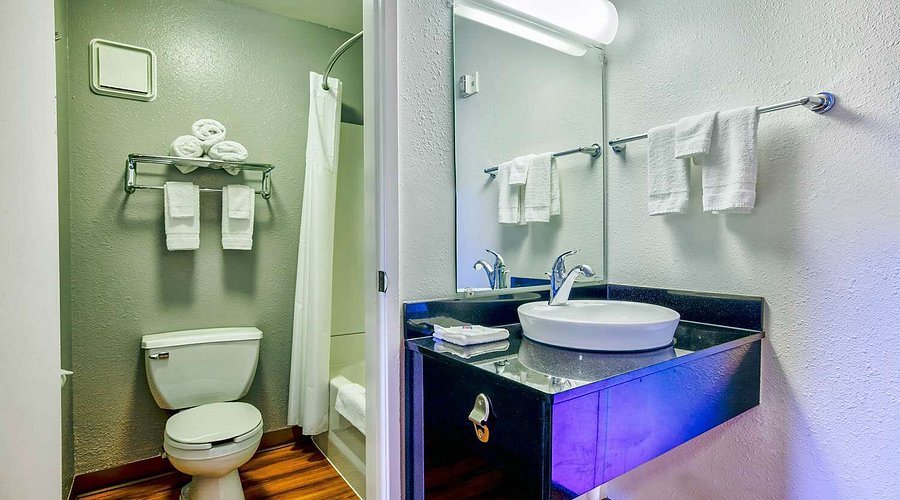 Motel 6 Duluth MN — Bathroom
