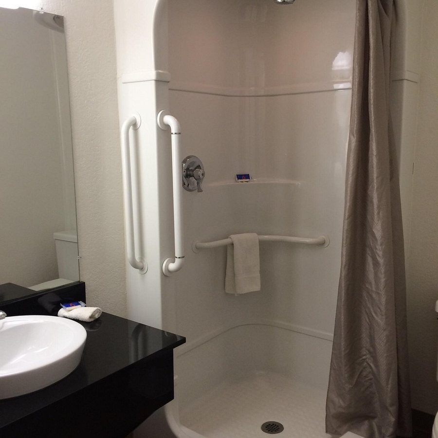 Motel 6 El Paso Southeast — Bathroom