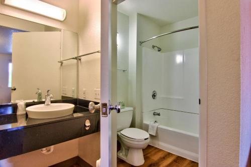 Motel 6 Elk Grove Village — Bathroom