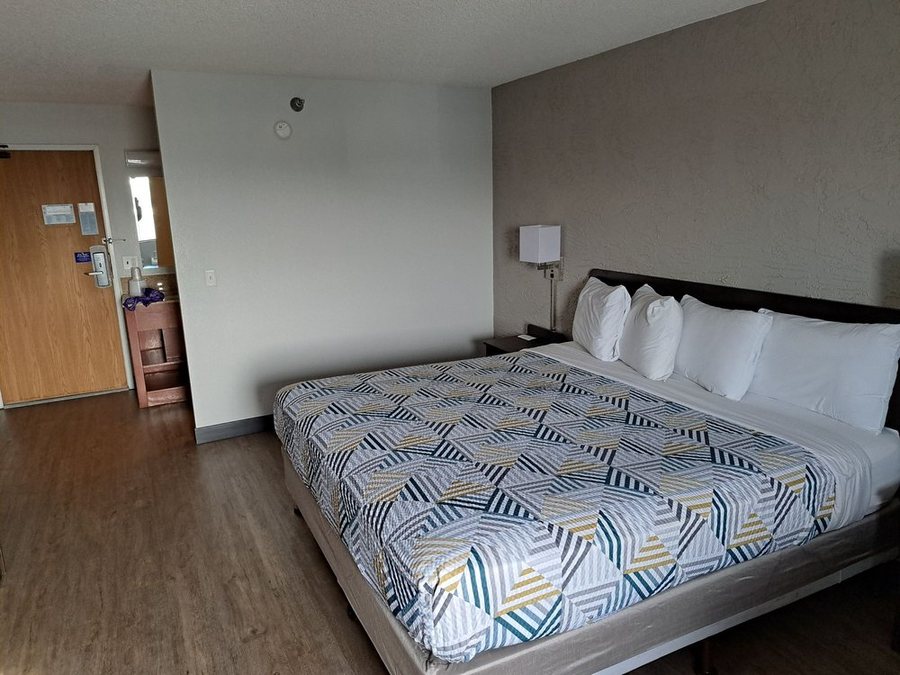 Motel 6 Elk Grove Village — Guest room