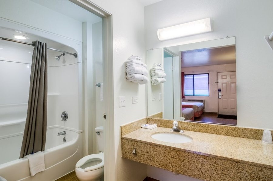 Motel 6 Elk Grove Village IL O Hare — Bathroom
