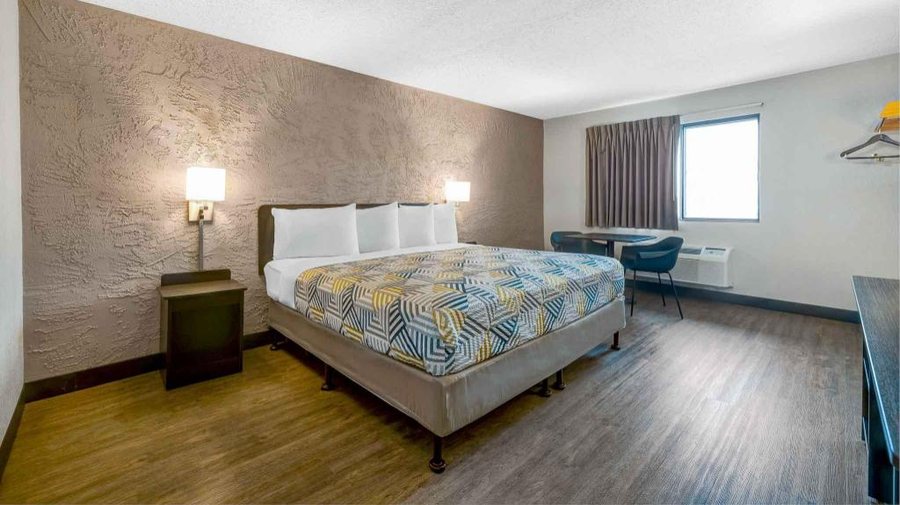 Motel 6 Elk Grove Village IL O Hare — Guest room