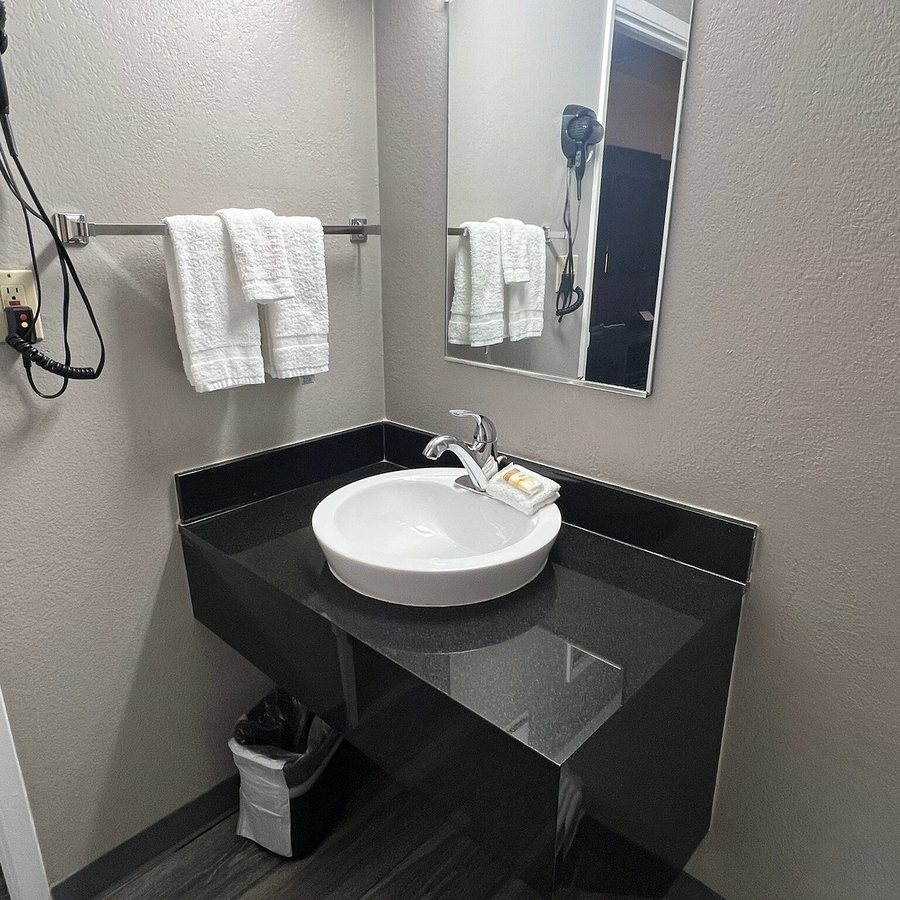 Motel 6 Ely — Bathroom