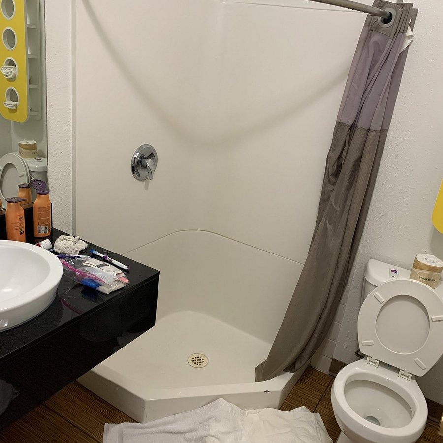 Motel 6 Fallon NV — Bathroom