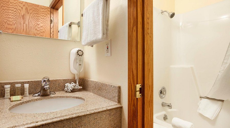 Motel 6 Fargo South — Bathroom
