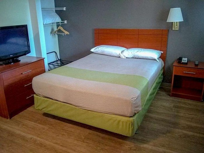 Motel 6 Fayetteville NC Fort Liberty Area — Guest room