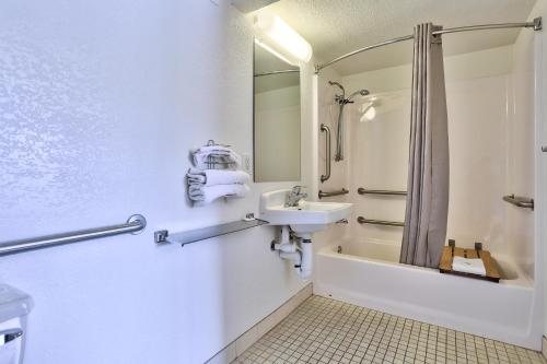 Motel 6 Flagstaff AZ West Woodland Village — Bathroom