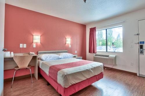 Motel 6 Flagstaff AZ West Woodland Village — Guest room