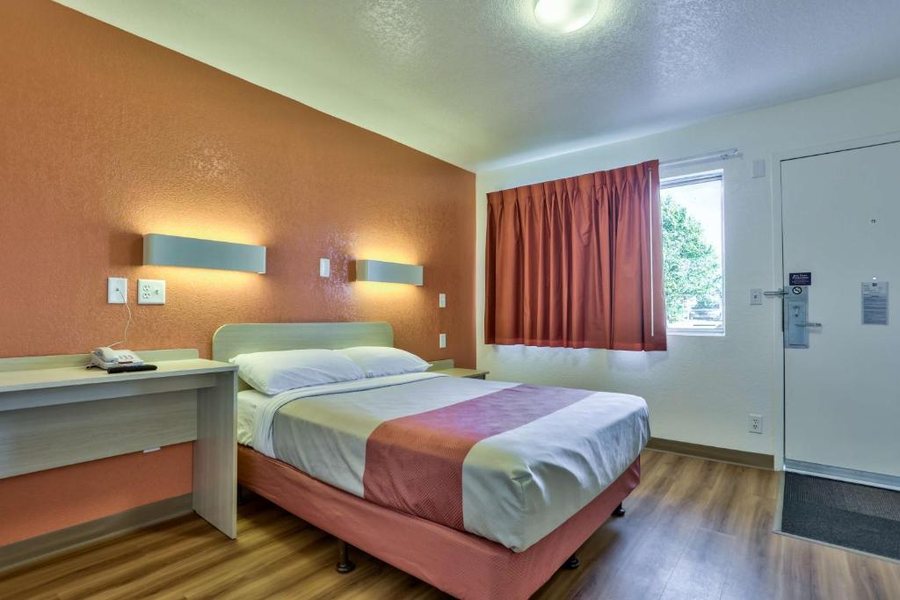 Motel 6 Flagstaff Butler Avenue — Guest room