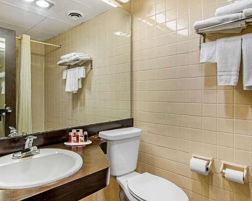 Motel 6 Forsyth — Bathroom