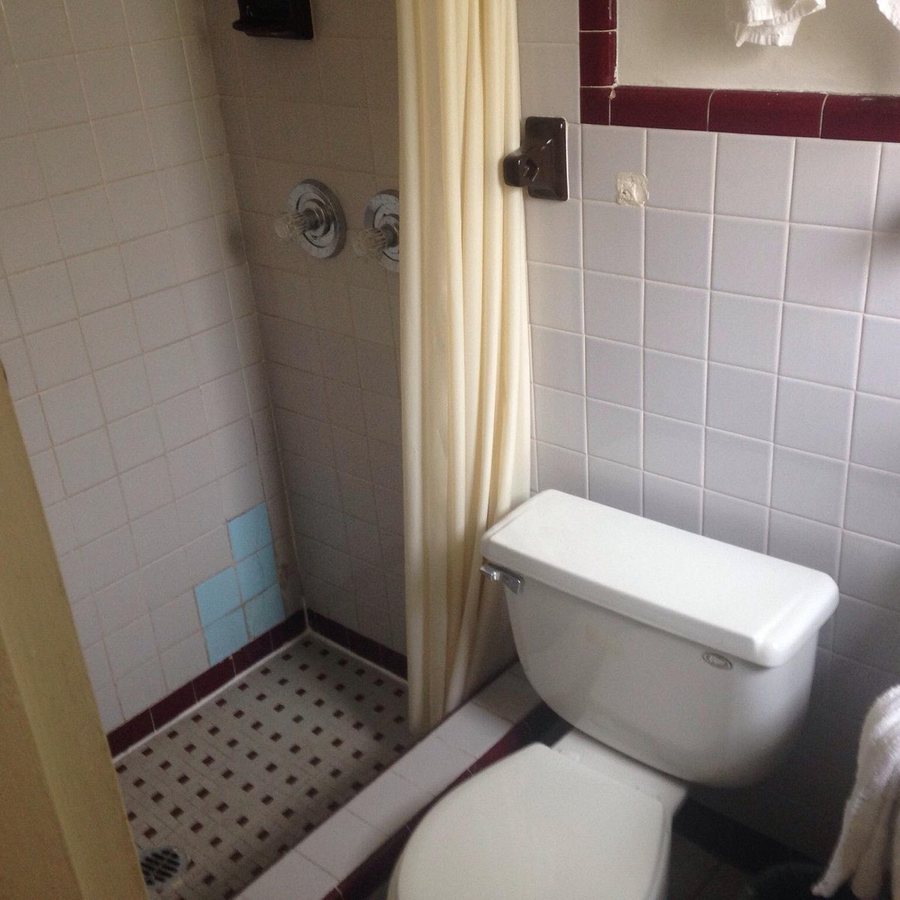 Motel 6 Fort Lauderdale FL — Bathroom