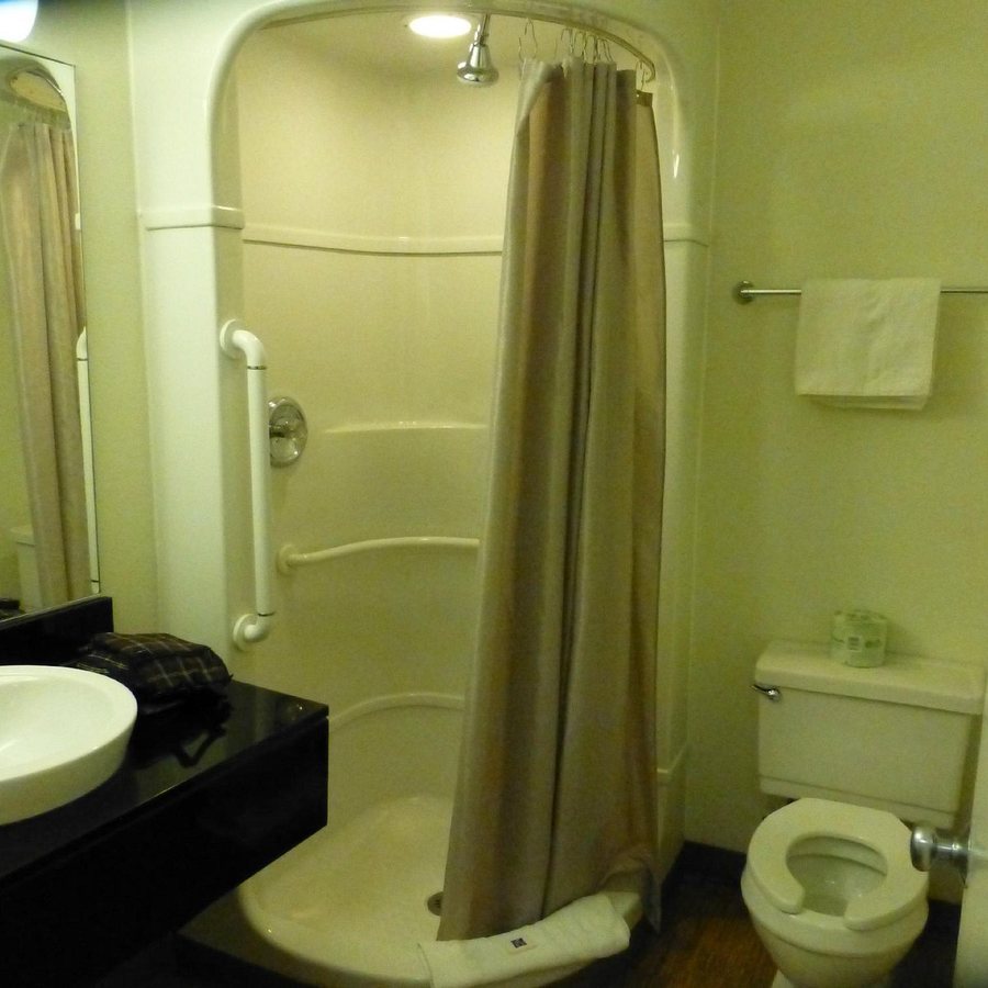 Motel 6 Fort Worth North Saginaw — Bathroom