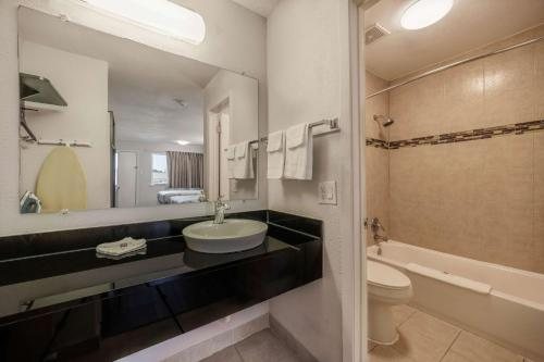 Motel 6 Fort Worth Northside — Bathroom