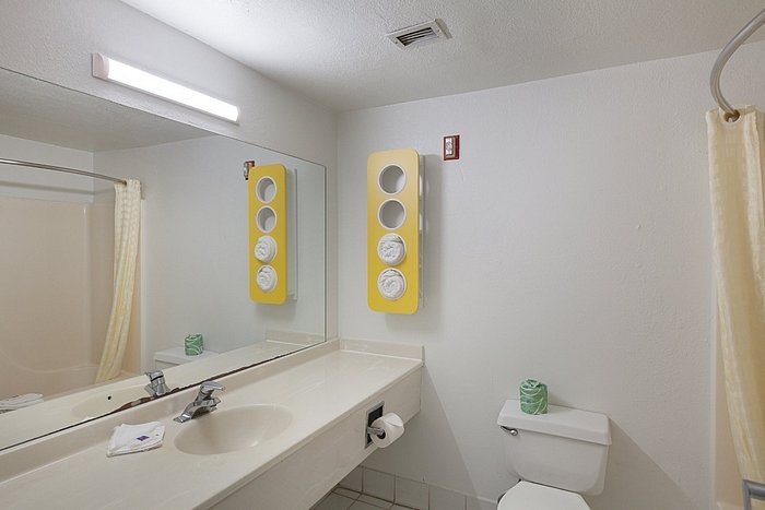 Motel 6 Fort Worth TX Seminary — Bathroom