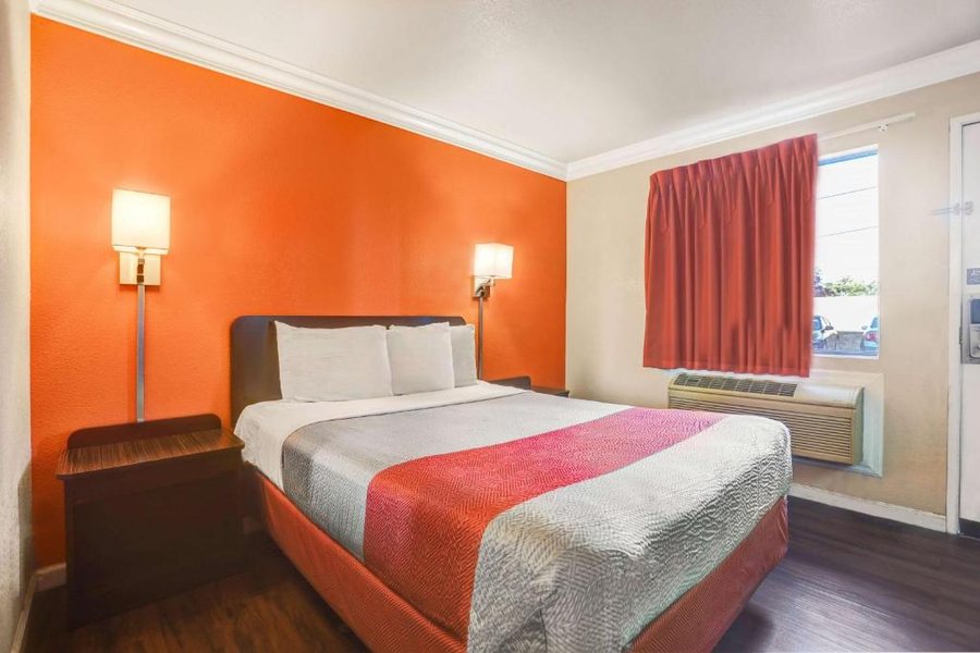 Motel 6 Fresno Blackstone South — Guest room