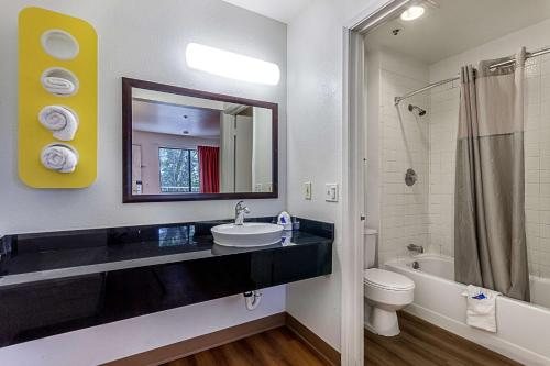 Motel 6 Fresno CA Yosemite Hwy — Bathroom
