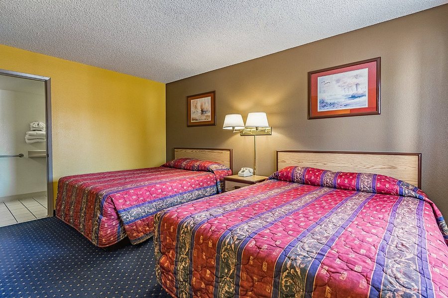 Motel 6 Fresno CA Yosemite Hwy — Guest room