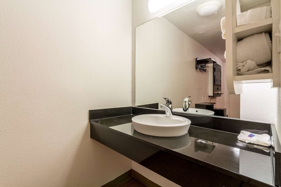 Motel 6 Garland TX Northeast Dallas — Bathroom