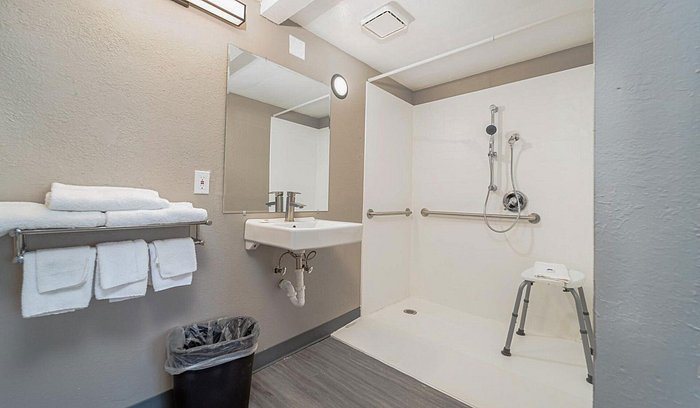 Motel 6 Grand Junction CO — Bathroom