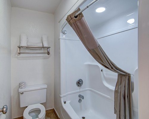 Motel 6 Grand Prairie Interstate 30 — Bathroom