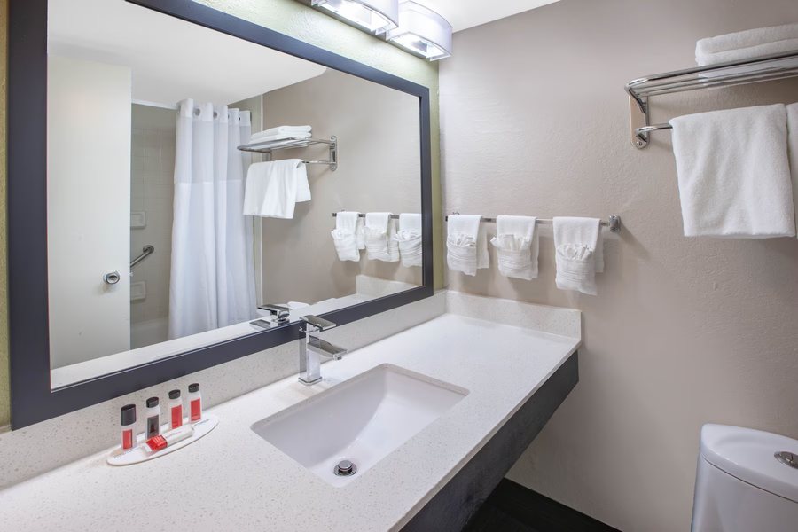 Motel 6 Grand Rapids MI Northeast — Bathroom